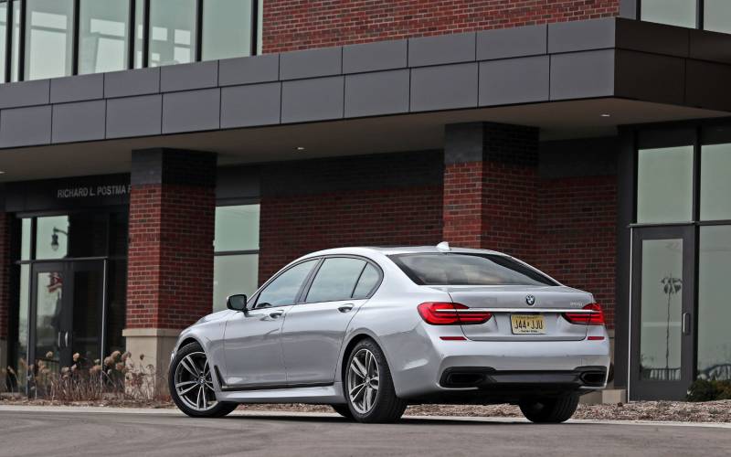 Comparison Bmw 7 Series 750i Xdrive 2018 Vs Cadillac